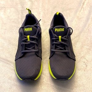 BNWOT PUMA CARSON MESH SNEAKER YOUTH US 6